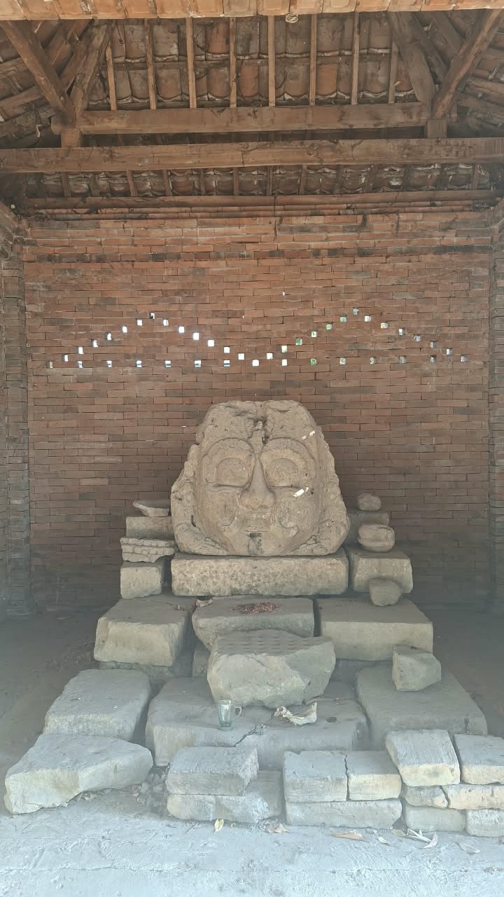 Sirah Kala - Relief Mata Membelalak & Dahi Arca Beji Sirah Keteng
