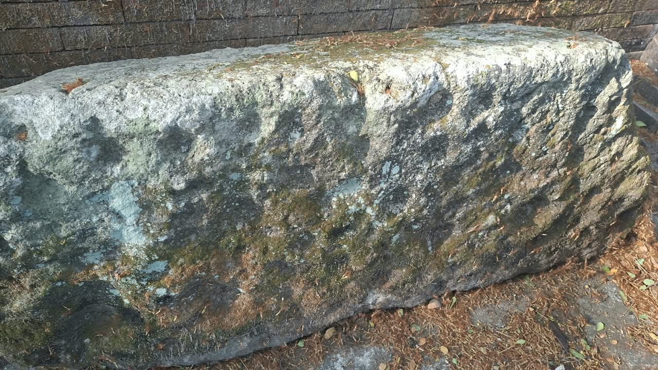 Tekstur Andesit Porfiritik & Patina Batuan Beji Sirah Keteng